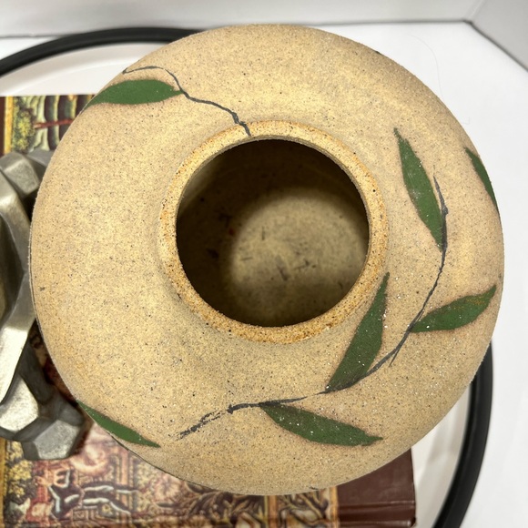 VINTAGE/HANDCRAFTED SAND ART POTTERY VASE w/LEAF PATTERN & SIGNED - Picture 3 of 10